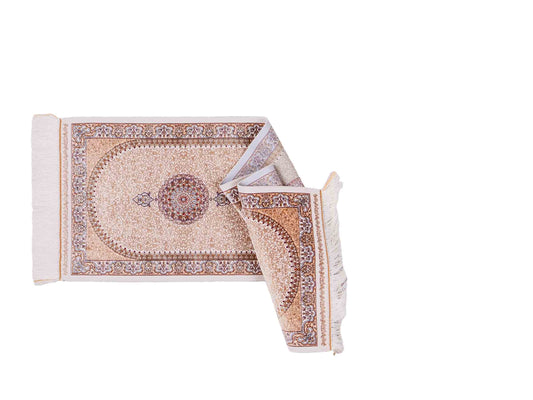 Ghom Läufer-Maschinenteppich "Fereydun" 150 x 50 cm aus pflanzlicher Seide (Viskose) mit Medaillon, Cremeweiß-Gold. Teppichnummer: V28CR075H. Persian Luxury Collection by Khademi. Made in Iran / Persia – Vertrieb durch JUPITER Intl.