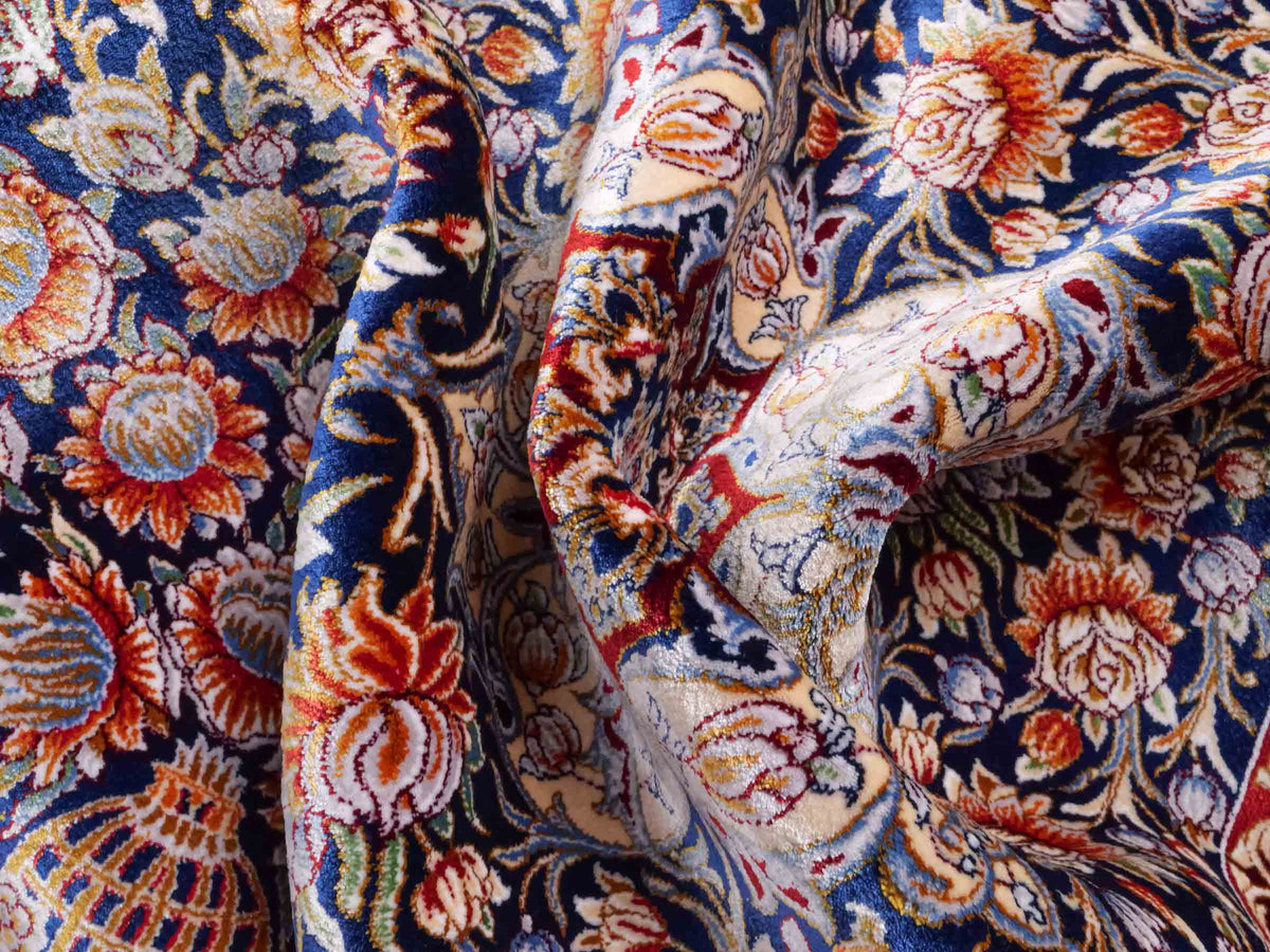 Ghom Läufer-Maschinenteppich "Shahmaran" 150 x 50 cm aus pflanzlicher Seide (Viskose) mit Medaillon, Marineblau. Teppichnummer: V83NY075H. Persian Luxury Collection by Khademi. Made in Iran / Persia – Vertrieb durch JUPITER Intl.