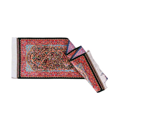 Ghom Läufer-Maschinenteppich "Sindokht" 150 x 50 cm aus pflanzlicher Seide (Viskose) mit Lebensbaum, Schwarz-Rot. Teppichnummer: V77BK075H. Persian Luxury Collection by Khademi. Made in Iran / Persia – Vertrieb durch JUPITER Intl.