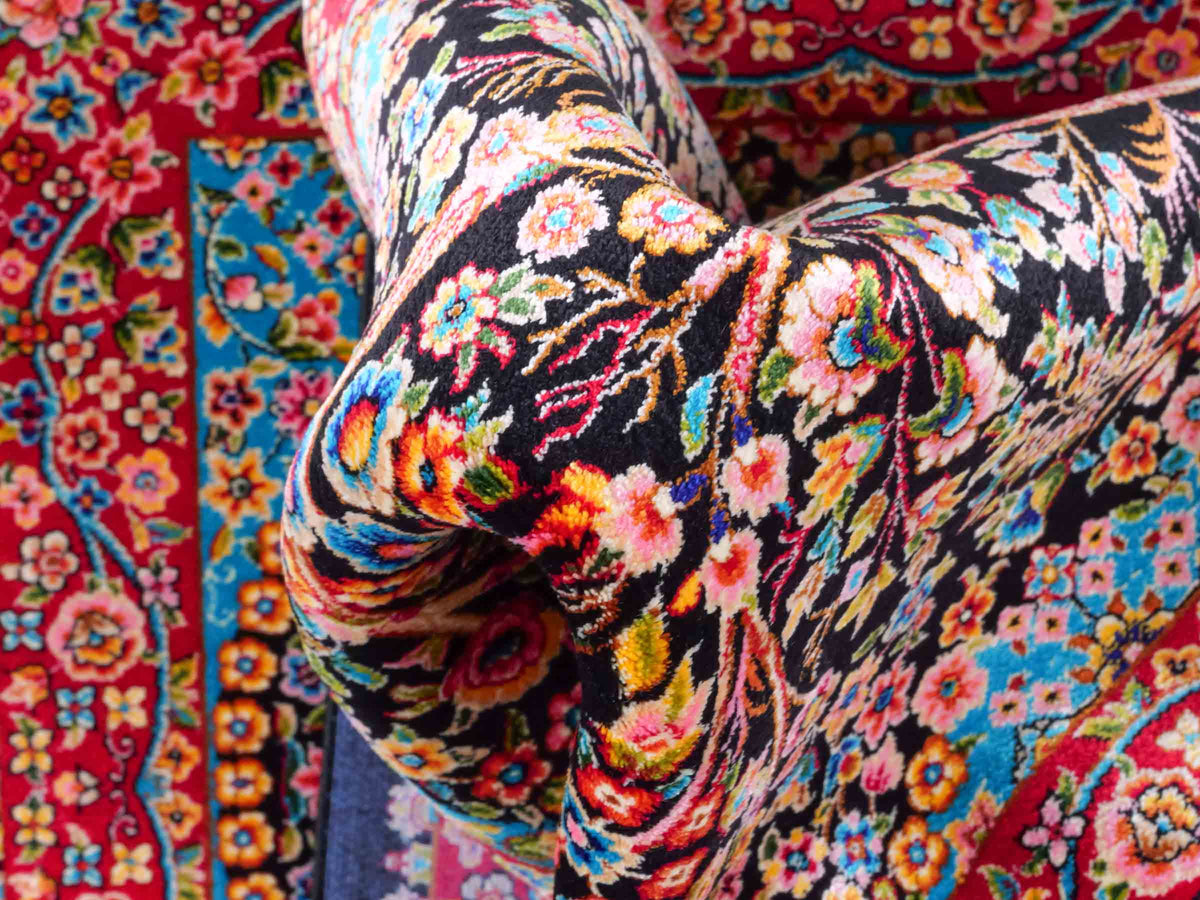 Ghom Läufer-Maschinenteppich "Sindokht" 150 x 50 cm aus pflanzlicher Seide (Viskose) mit Lebensbaum, Schwarz-Rot. Teppichnummer: V77BK075H. Persian Luxury Collection by Khademi. Made in Iran / Persia – Vertrieb durch JUPITER Intl.