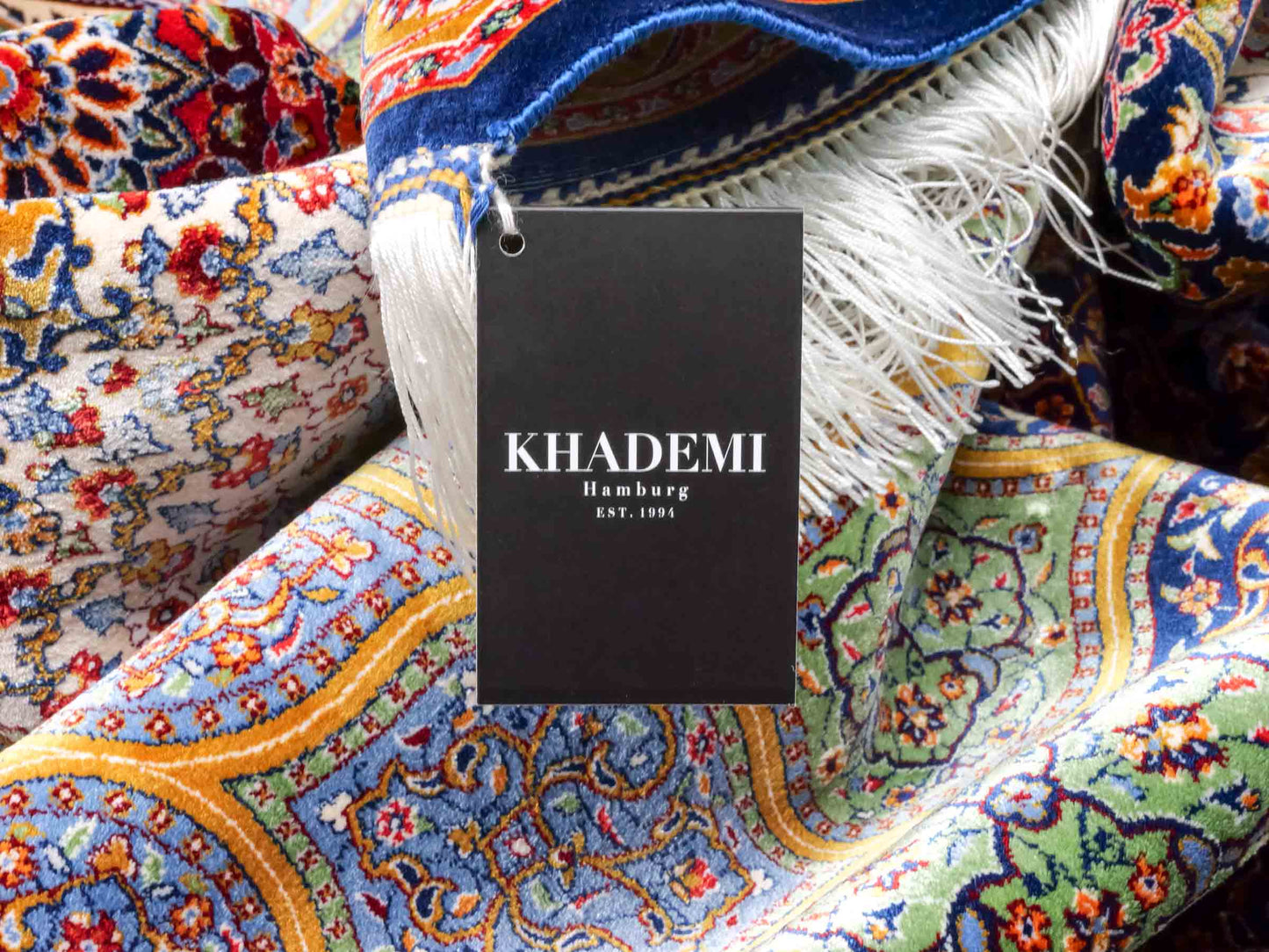 Ghom Maschinenteppich "Aban" 300 x 200 cm aus pflanzlicher Seide (Viskose) mit Gumbad-Medaillon, Marineblau. Teppichnummer: V1NY600H. Persian Luxury Collection by Khademi. Made in Iran / Persia – Vertrieb durch JUPITER Intl