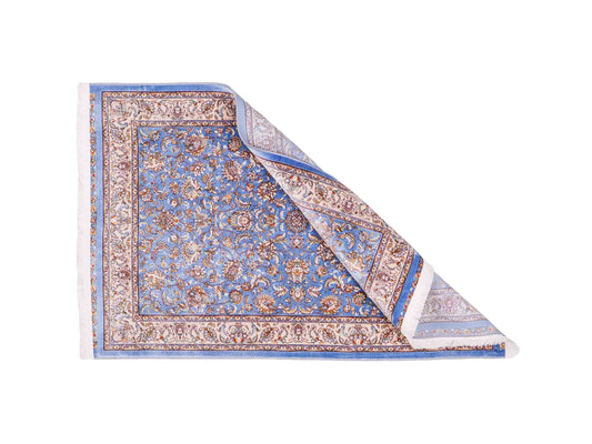 Ghom Maschinenteppich "Afridun" 120 x 80 cm, durchgemustert, aus pflanzlicher Seide (Viskose), Hellblau-Cremeweiß. Teppichnummer: V2BL096M. Persian Luxury Collection by Khademi. Made in Iran / Persia – Vertrieb durch JUPITER Intl.