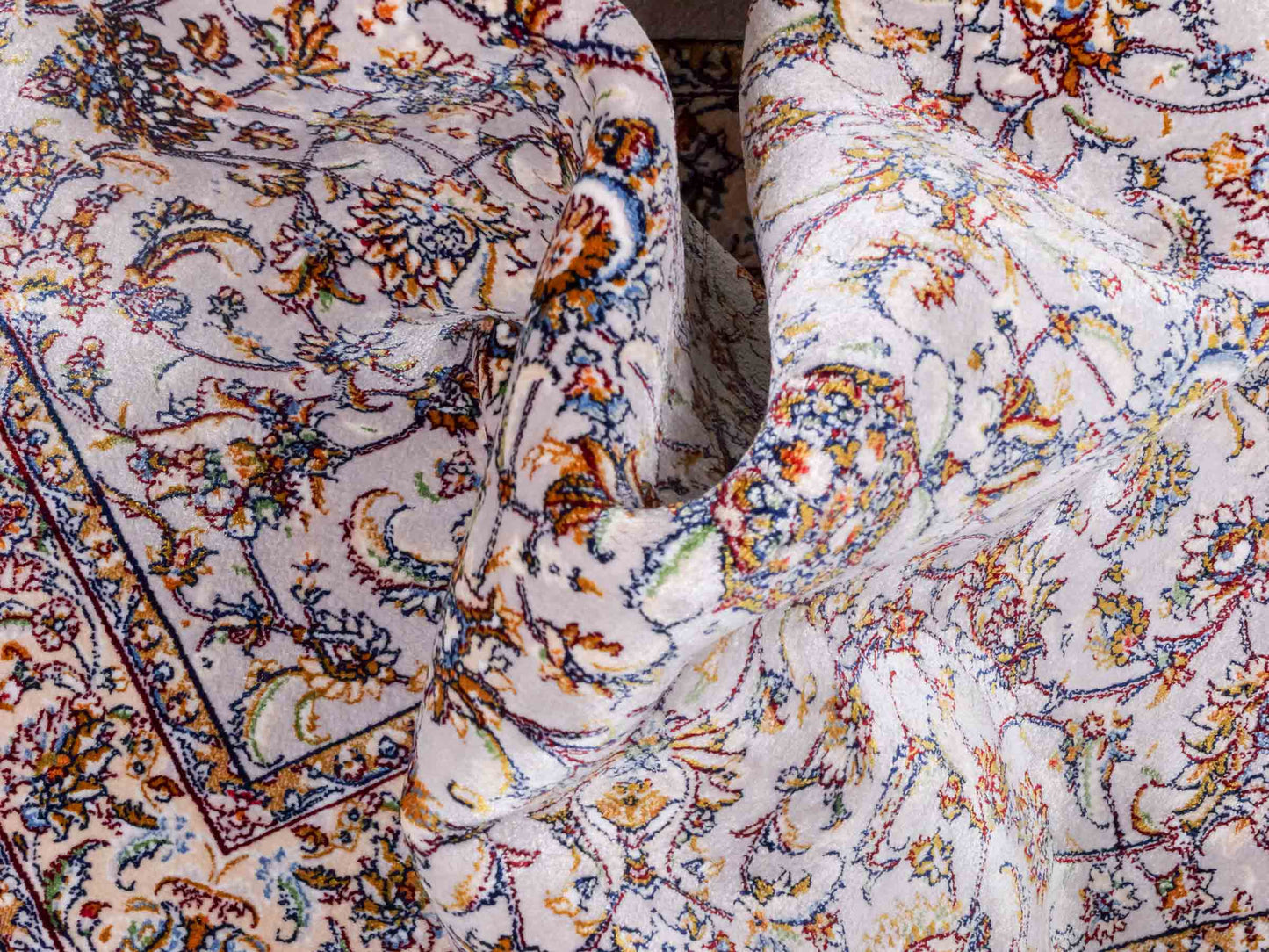 Ghom Maschinenteppich "Afridun" 90 x 60 cm aus pflanzlicher Seide (Viskose) mit Allover-Design, Silber-Grau. Teppichnummer: V2SV054M. Persian Luxury Collection by Khademi. Made in Iran / Persia – Vertrieb durch JUPITER Intl.