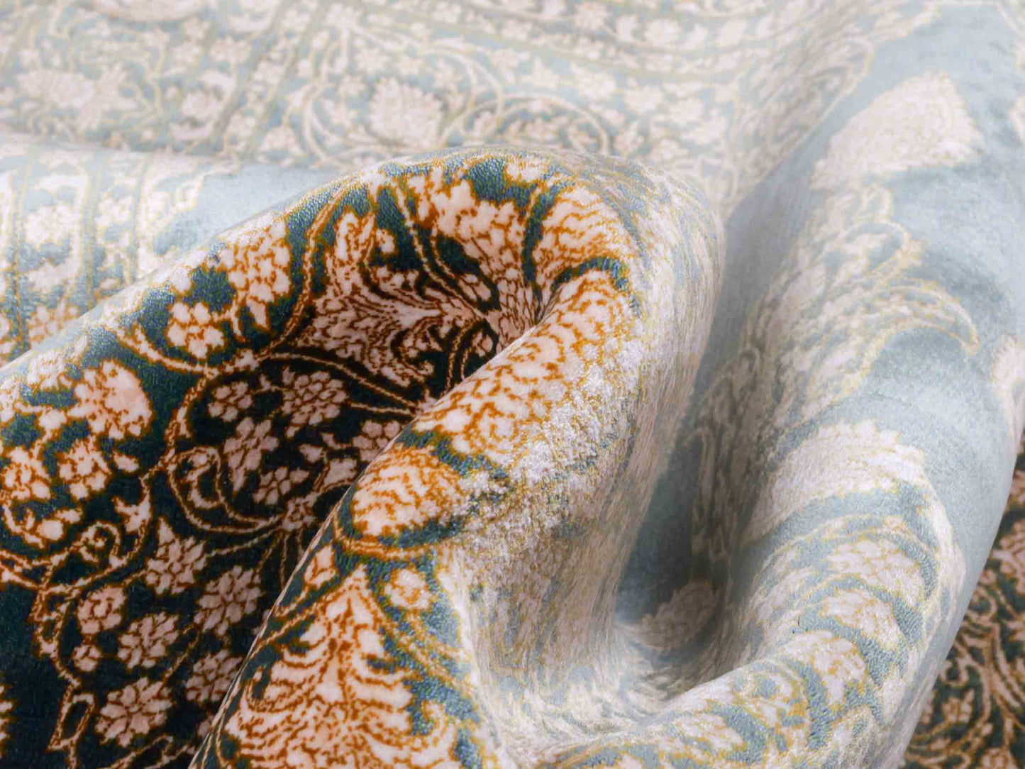 Ghom Maschinenteppich "Anahita" 120 x 80 cm aus pflanzlicher Seide (Viskose) mit Spiegel-Medaillon, Grün. Teppichnummer: V3TL096M. Persian Luxury Collection by Khademi. Made in Iran / Persia – Vertrieb durch JUPITER Intl.