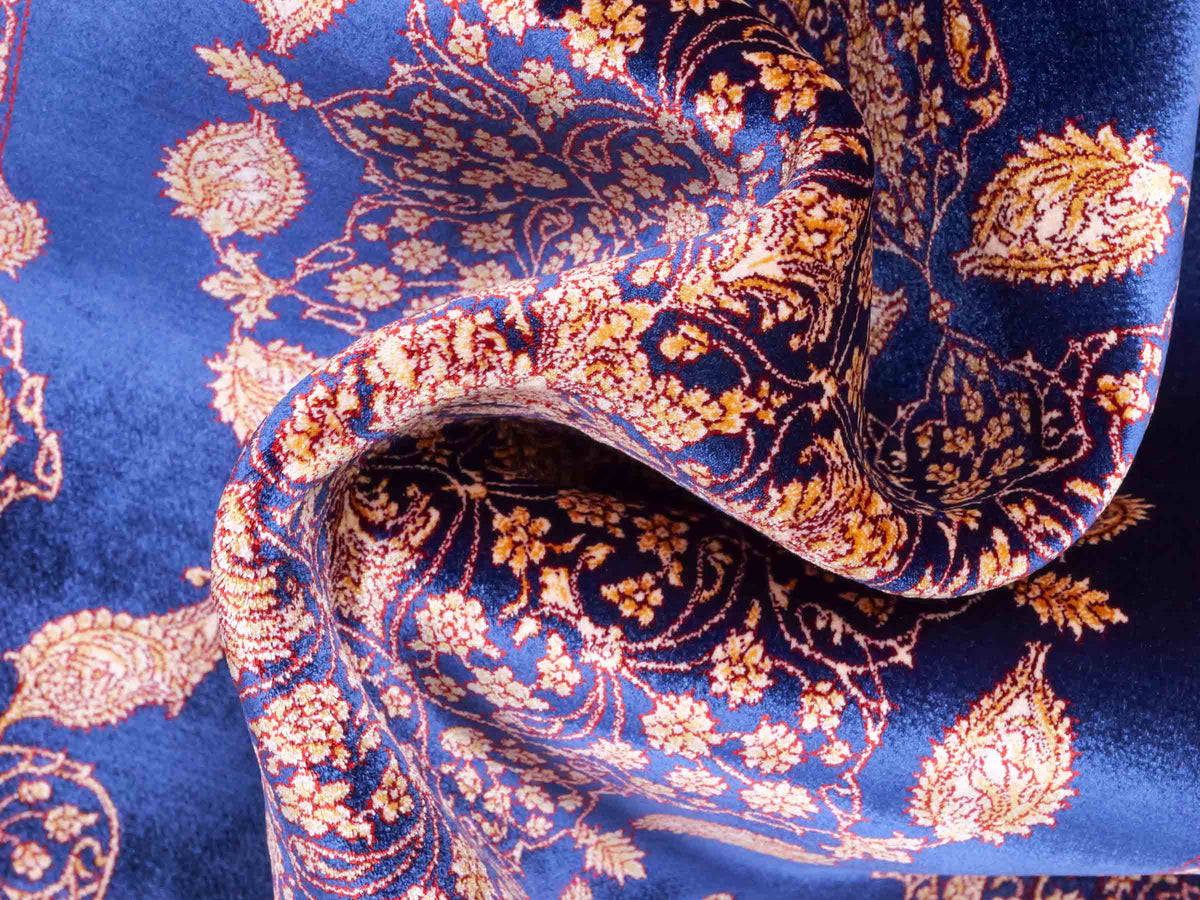 Ghom Maschinenteppich "Anahita" 120 x 80 cm aus pflanzlicher Seide (Viskose) mit Medaillon, Marineblau-Gold. Teppichnummer: V3NY096M. Persian Luxury Collection by Khademi. Made in Iran / Persia – Vertrieb durch JUPITER Intl.