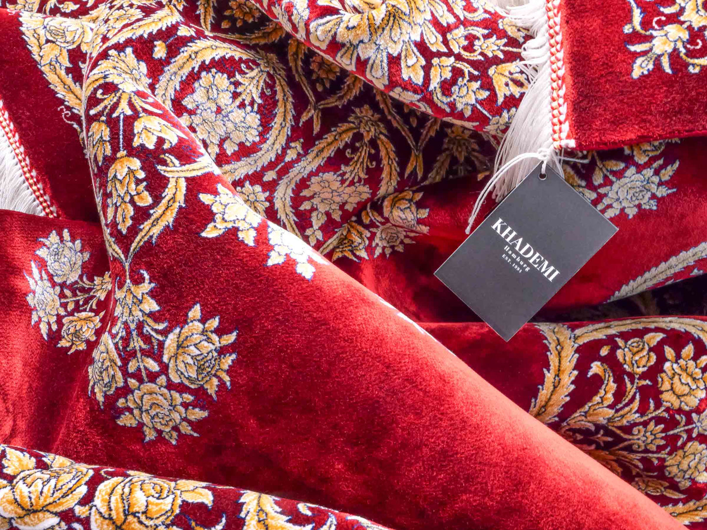 Ghom Maschinenteppich "Arash" 300 x 200 cm aus pflanzlicher Seide (Viskose) mit Spiegel-Medaillon, Rot. Teppichnummer: V4RD600H. Persian Luxury Collection by Khademi. Made in Iran / Persia – Vertrieb durch JUPITER Intl.