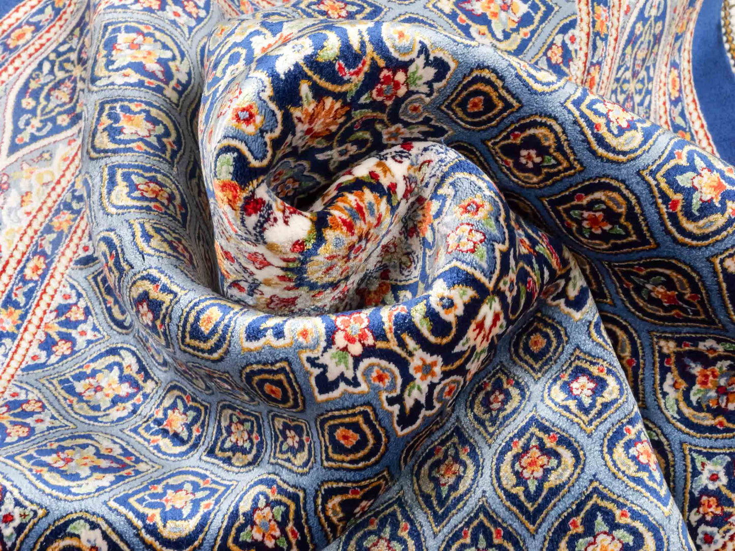 Runder Ghom Maschinenteppich "Ardashir" 100 x 100 cm aus pflanzlicher Seide (Viskose) mit Gumbad-Medaillon, Marineblau. Teppichnummer: V5NY100H. Persian Luxury Collection by Khademi. Made in Iran / Persia – Vertrieb durch JUPITER Intl.