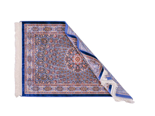 Ghom Maschinenteppich "Ardashir" 120 x 80 cm aus pflanzlicher Seide (Viskose) mit Gumbad-Medaillon, Marineblau. Teppichnummer: V5NY096M. Persian Luxury Collection by Khademi. Made in Iran / Persia – Vertrieb durch JUPITER Intl.