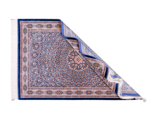 Ghom Maschinenteppich "Ardashir" 150 x 100 cm aus pflanzlicher Seide (Viskose) mit Medaillon, Marineblau-Hellblau. Teppichnummer: V5NY150H. Persian Luxury Collection by Khademi. Made in Iran / Persia – Vertrieb durch JUPITER Intl.