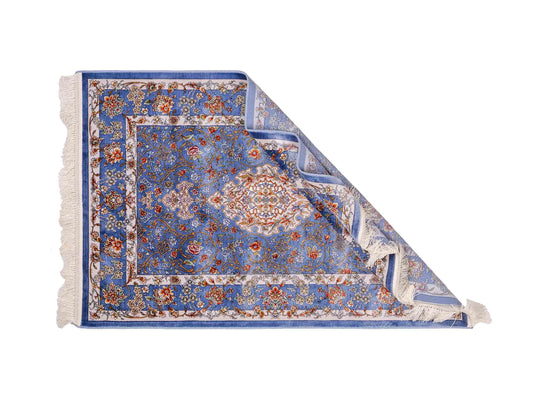 Ghom Maschinenteppich "Arjan" 120 x 80 cm aus pflanzlicher Seide (Viskose) mit Medaillon, Hellblau. Teppichnummer: V10BL096M. Persian Luxury Collection by Khademi. Made in Iran / Persia – Vertrieb durch JUPITER Intl.