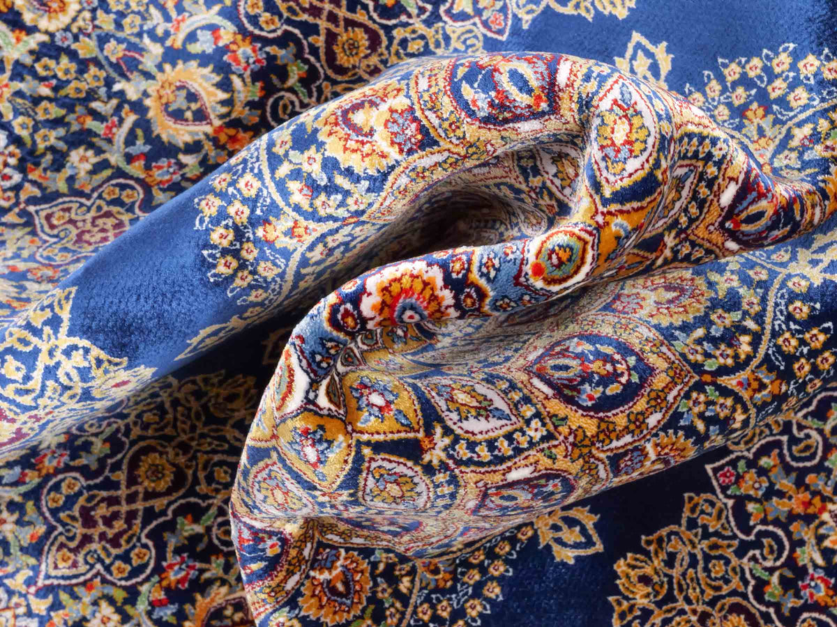 Ghom Maschinenteppich "Arsaces" 120 x 80 cm aus pflanzlicher Seide (Viskose) mit Medaillon, Marineblau. Teppichnummer: V7NY096M. Persian Luxury Collection by Khademi. Made in Iran / Persia – Vertrieb durch JUPITER Intl.