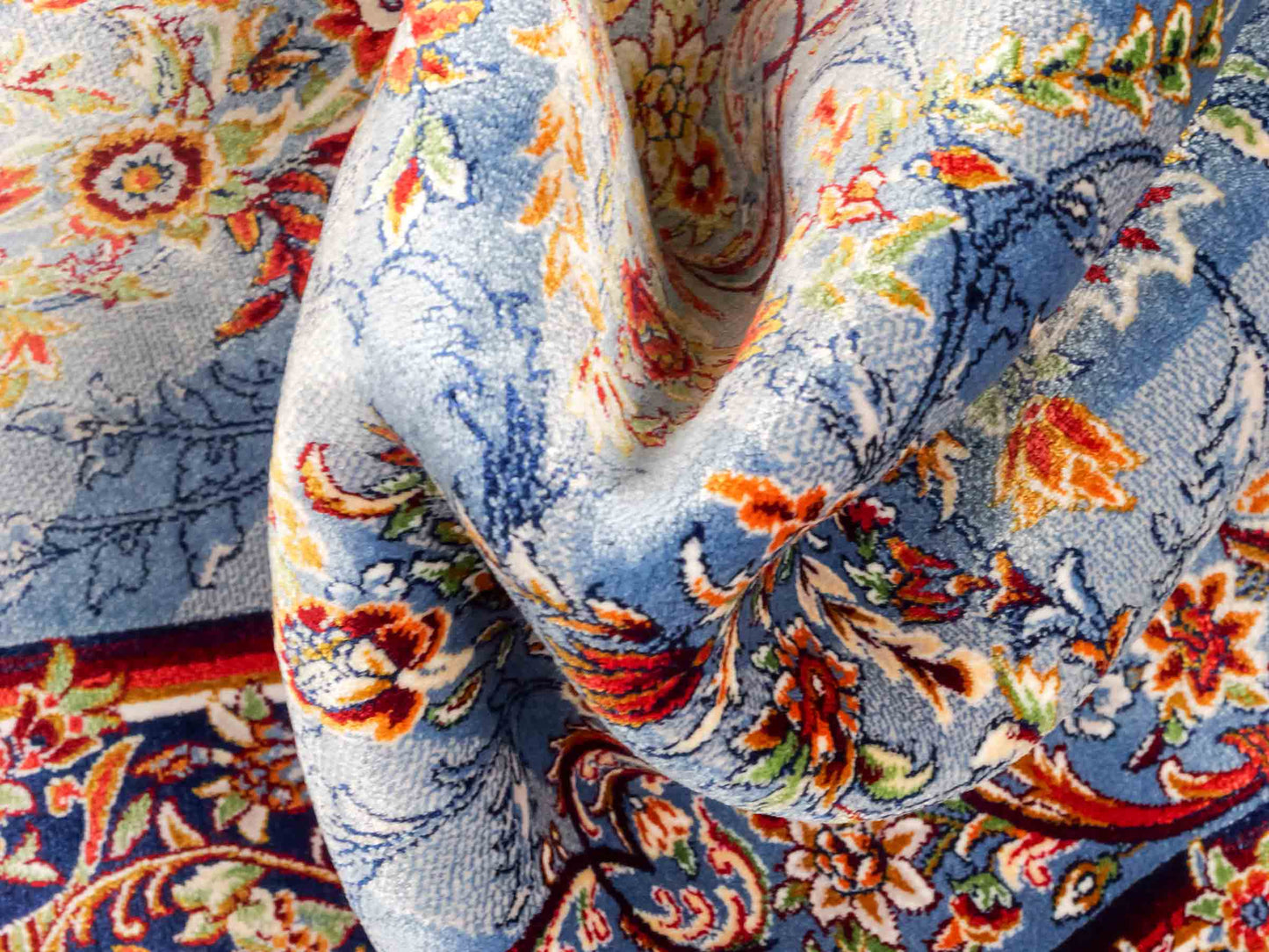 Ghom Maschinenteppich "Arsames" 90 x 60 cm aus pflanzlicher Seide (Viskose) mit Allover-Design, Blau-Navy. Teppichnummer: V8BN054H. Persian Luxury Collection by Khademi. Made in Iran / Persia – Vertrieb durch JUPITER Intl.