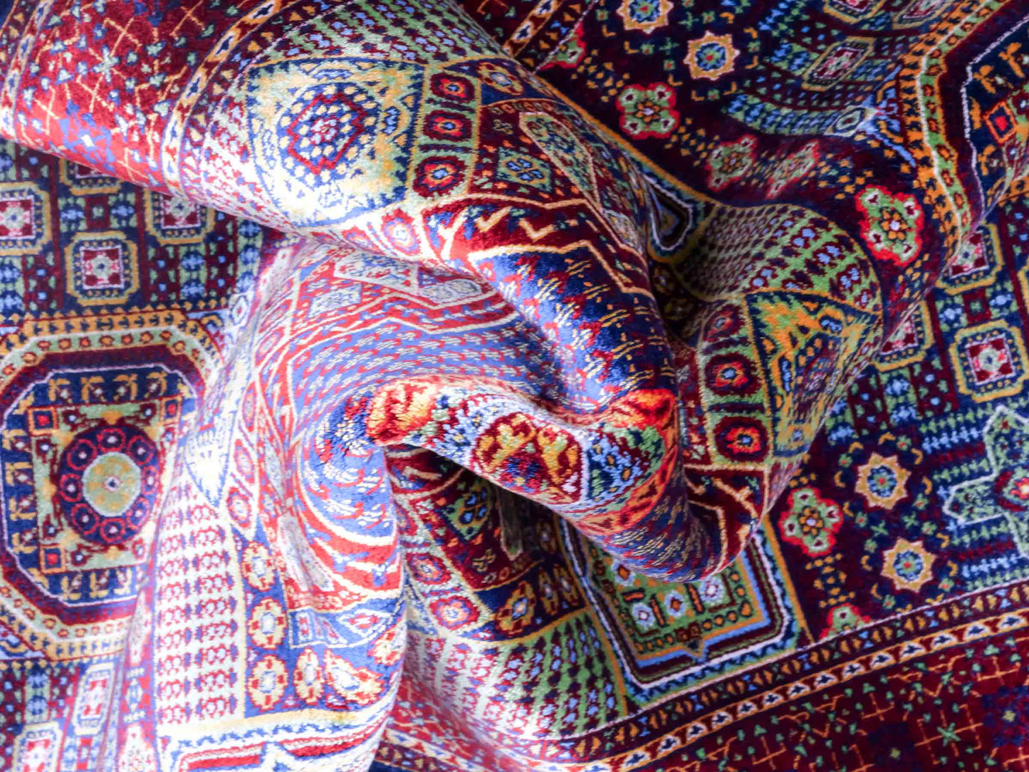 Ghom Maschinenteppich "Aru" 90 x 60 cm aus pflanzlicher Seide (Viskose) mit Medaillon, Navy. Teppichnummer: V9NY054M. Persian Luxury Collection by Khademi. Made in Iran / Persia – Vertrieb durch JUPITER Intl.