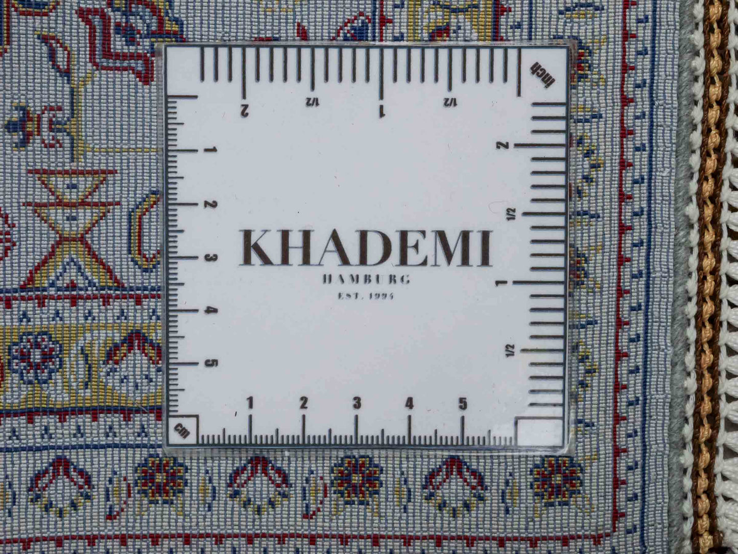 Ghom Maschinenteppich "Azar" 55 x 37 cm aus pflanzlicher Seide (Viskose) mit Allover-Design, Silber-Grau. Teppichnummer: V12SV020H. Persian Luxury Collection by Khademi. Made in Iran / Persia – Vertrieb durch JUPITER Intl.