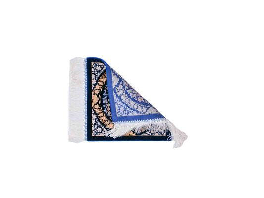 Ghom Maschinenteppich "Bahram" 35 x 35 cm, mit Bildmotiv, Marineblau, aus pflanzlicher Seide (Viskose), Hand-Finished. Teppichnummer: V14NY012H. Persian Luxury Collection by Khademi. Made in Iran / Persia – Vertrieb durch JUPITER Intl.
