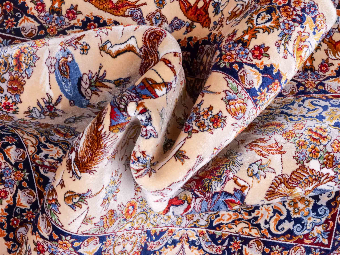 Ghom Maschinenteppich "Banu" 90 x 60 cm aus pflanzlicher Seide (Viskose) mit Jagdmotiv, Beige. Teppichnummer: V13BG054H. Persian Luxury Collection by Khademi. Made in Iran / Persia – Vertrieb durch JUPITER Intl.