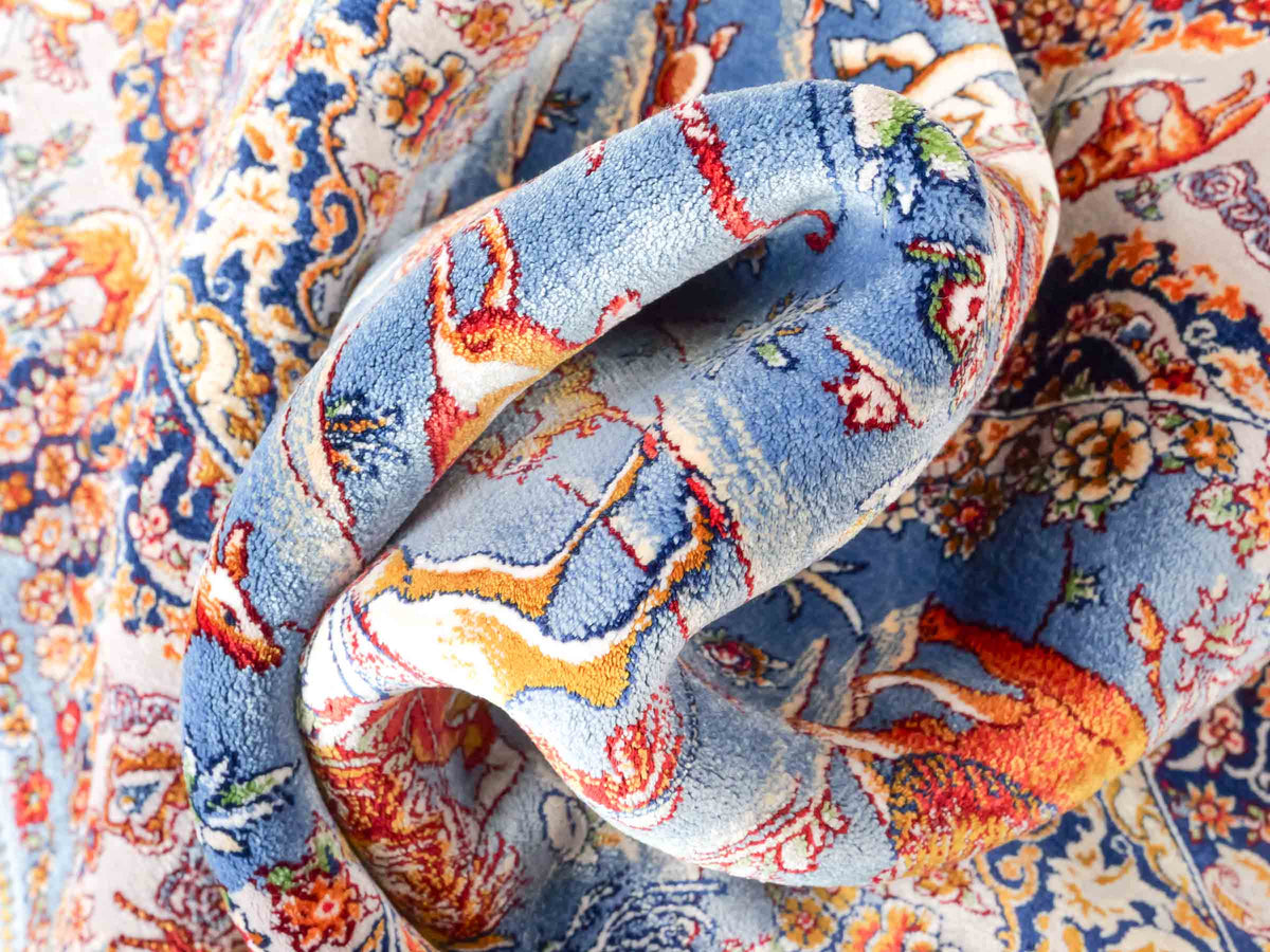 Ghom Maschinenteppich "Banu" 90 x 60 cm, mit Jagdmotiv, Hellblau, aus pflanzlicher Seide (Viskose), Hand-Finished. Teppichnummer: V13BL054H. Persian Luxury Collection by Khademi. Made in Iran / Persia – Vertrieb durch JUPITER Intl.