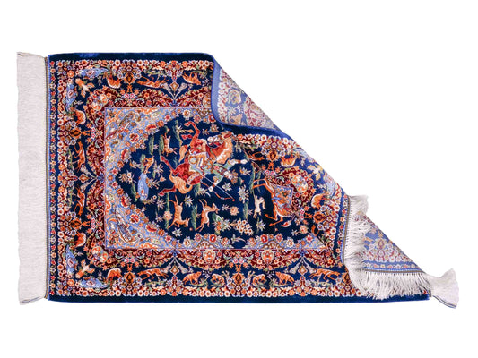 Ghom Maschinenteppich "Banu" 90 x 60 cm aus pflanzlicher Seide (Viskose) mit Jagdmotiv, Marineblau. Teppichnummer: V13NY054H. Persian Luxury Collection by Khademi. Made in Iran / Persia – Vertrieb durch JUPITER Intl.