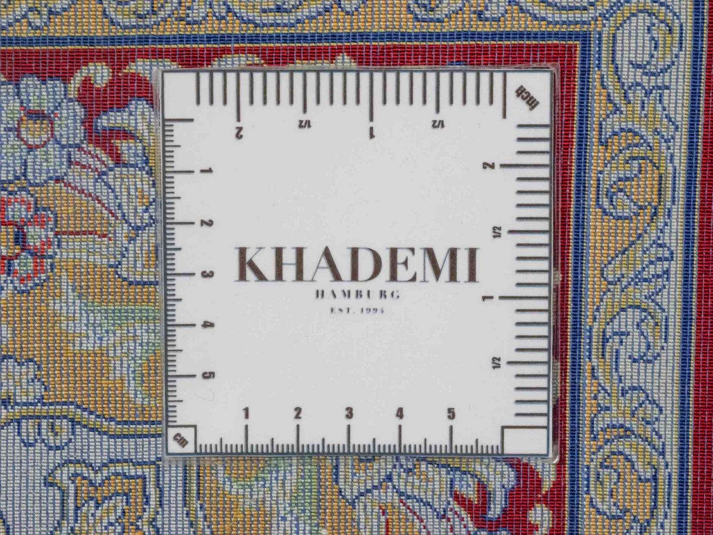Ghom Maschinenteppich "Behzad" 40 x 40 cm aus pflanzlicher Seide (Viskose) mit Medaillon, Rot. Teppichnummer: V15RD016M. Persian Luxury Collection by Khademi. Made in Iran / Persia – Vertrieb durch JUPITER Intl.