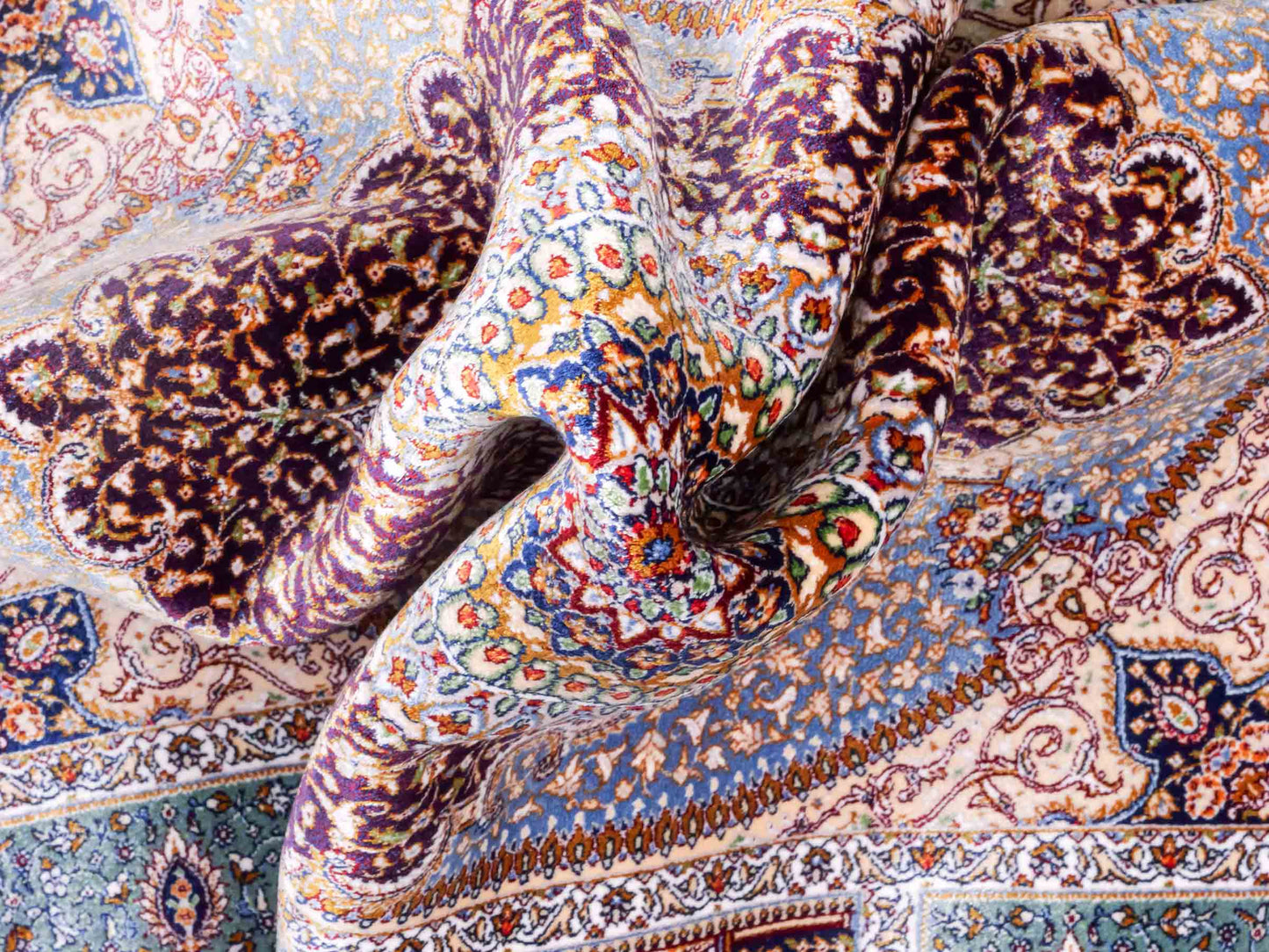 Ghom Maschinenteppich "Bijan" 90 x 60 cm aus pflanzlicher Seide (Viskose) mit Medaillon, Lila / Violett. Teppichnummer: V16AE054H. Persian Luxury Collection by Khademi. Made in Iran / Persia – Vertrieb durch JUPITER Intl.