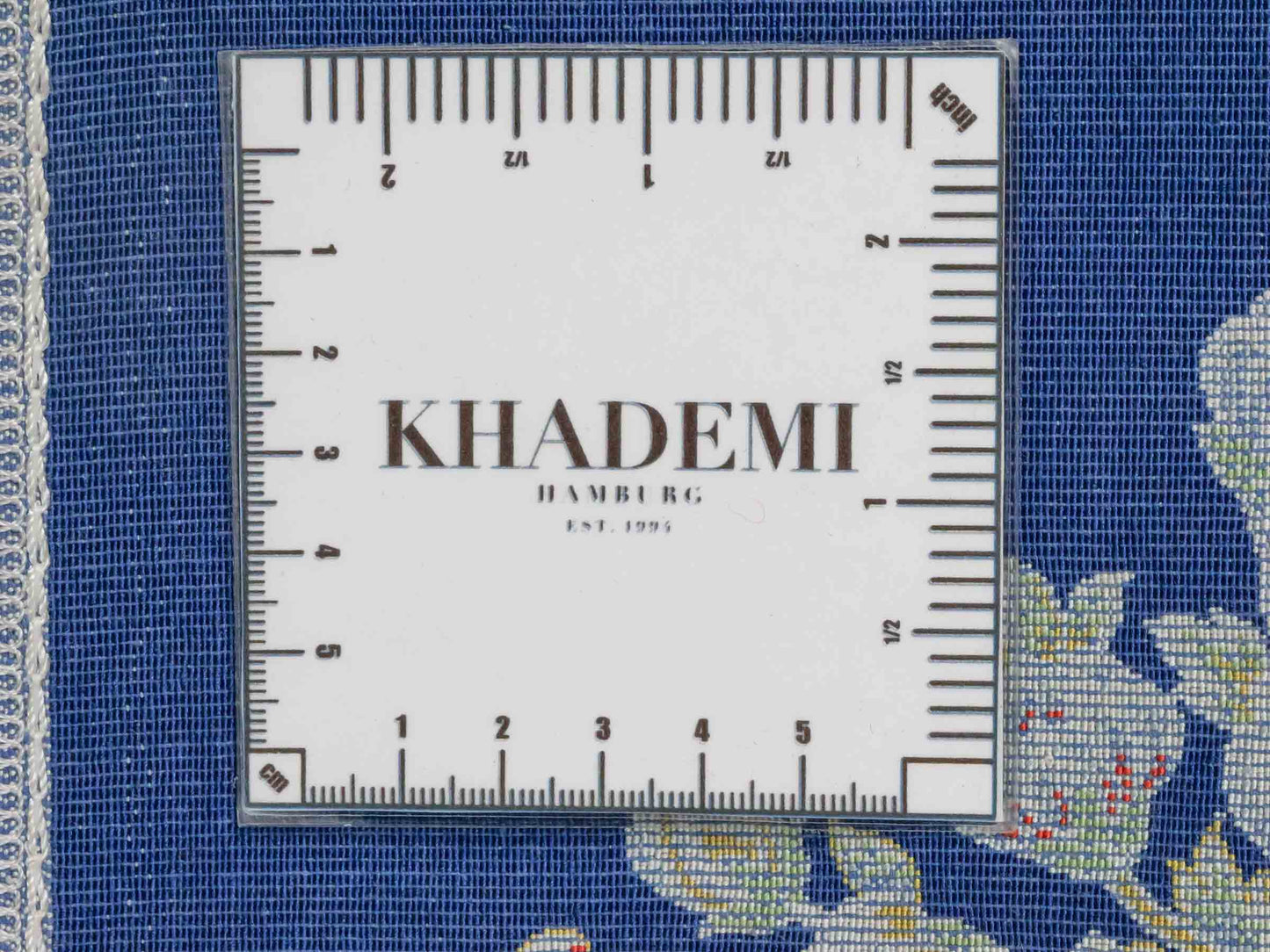 Ghom Maschinenteppich "Dastan" 40 x 40 cm aus pflanzlicher Seide (Viskose) mit floralem Bildmotiv, Navy-Blau. Teppichnummer: V21NY016M. Persian Luxury Collection by Khademi. Made in Iran / Persia – Vertrieb durch JUPITER Intl.