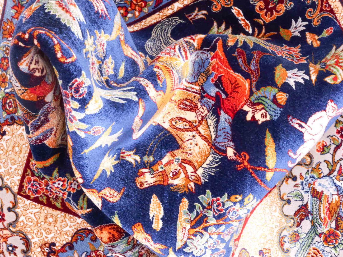Ghom Maschinenteppich "Fariborz" 90 x 60 cm aus pflanzlicher Seide (Viskose) mit Jagdmotiv, Navy-Blau. Teppichnummer: V25NY054H. Persian Luxury Collection by Khademi. Made in Iran / Persia – Vertrieb durch JUPITER Intl.