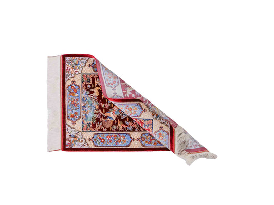 Ghom Maschinenteppich "Fariborz" 90 x 60 cm, mit Jagdmotiv, Rot-Blau, aus pflanzlicher Seide (Viskose), Hand-Finished. Teppichnummer: V25RL054H. Persian Luxury Collection by Khademi. Made in Iran / Persia – Vertrieb durch JUPITER Intl.