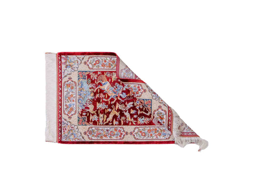 Ghom Maschinenteppich "Fariborz" 90 x 60 cm, mit Jagdmotiv, Rot, aus pflanzlicher Seide (Viskose), Hand-Finished. Teppichnummer: V25RD054H. Persian Luxury Collection by Khademi. Made in Iran / Persia – Vertrieb durch JUPITER Intl.