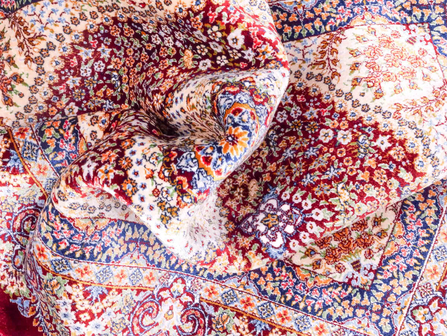 Ghom Maschinenteppich "Farr" 90 x 60 cm aus pflanzlicher Seide (Viskose) mit Medaillon, Rot. Teppichnummer: V27RD054M. Persian Luxury Collection by Khademi. Made in Iran / Persia – Vertrieb durch JUPITER Intl.
