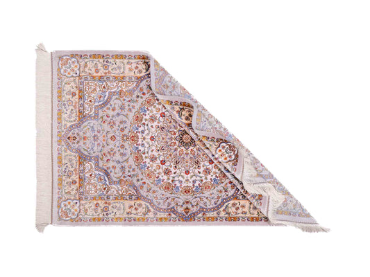 Ghom Maschinenteppich "Farroukh" 120 x 80 cm aus pflanzlicher Seide (Viskose) mit Medaillon, Silber-Grau. Teppichnummer: V29SV096H. Persian Luxury Collection by Khademi. Made in Iran / Persia – Vertrieb durch JUPITER Intl.