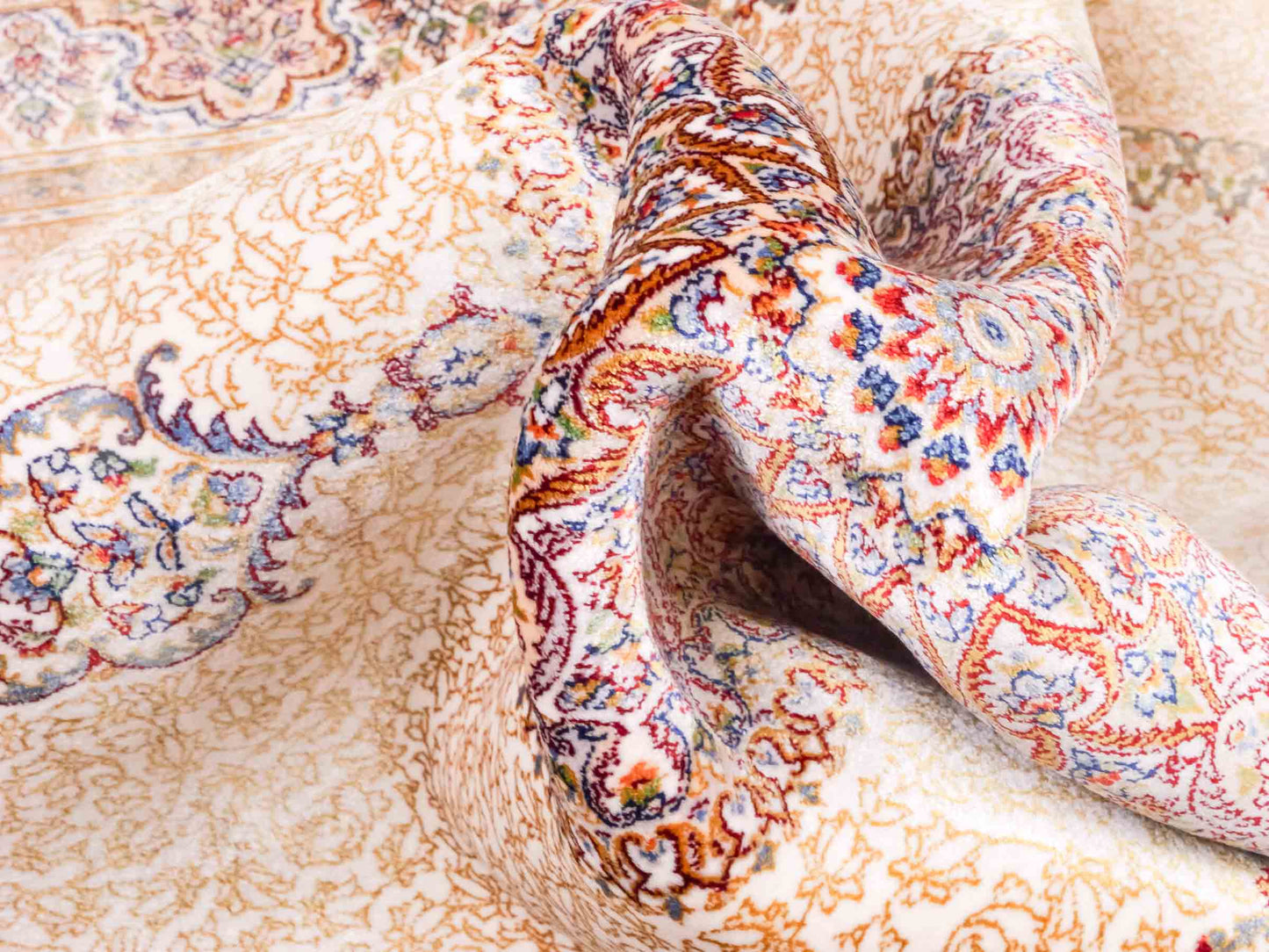 Ghom Maschinenteppich "Fereydun" 120 x 80 cm aus pflanzlicher Seide (Viskose) mit Medaillon, Cremeweiß. Teppichnummer: V28CR096M. Persian Luxury Collection by Khademi. Made in Iran / Persia – Vertrieb durch JUPITER Intl.