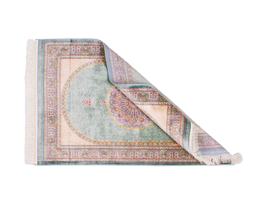 Ghom Maschinenteppich "Fereydun" 120 x 80 cm aus pflanzlicher Seide (Viskose) mit Medaillon, Türkis. Teppichnummer: V28TL096M. Persian Luxury Collection by Khademi. Made in Iran / Persia – Vertrieb durch JUPITER Intl.