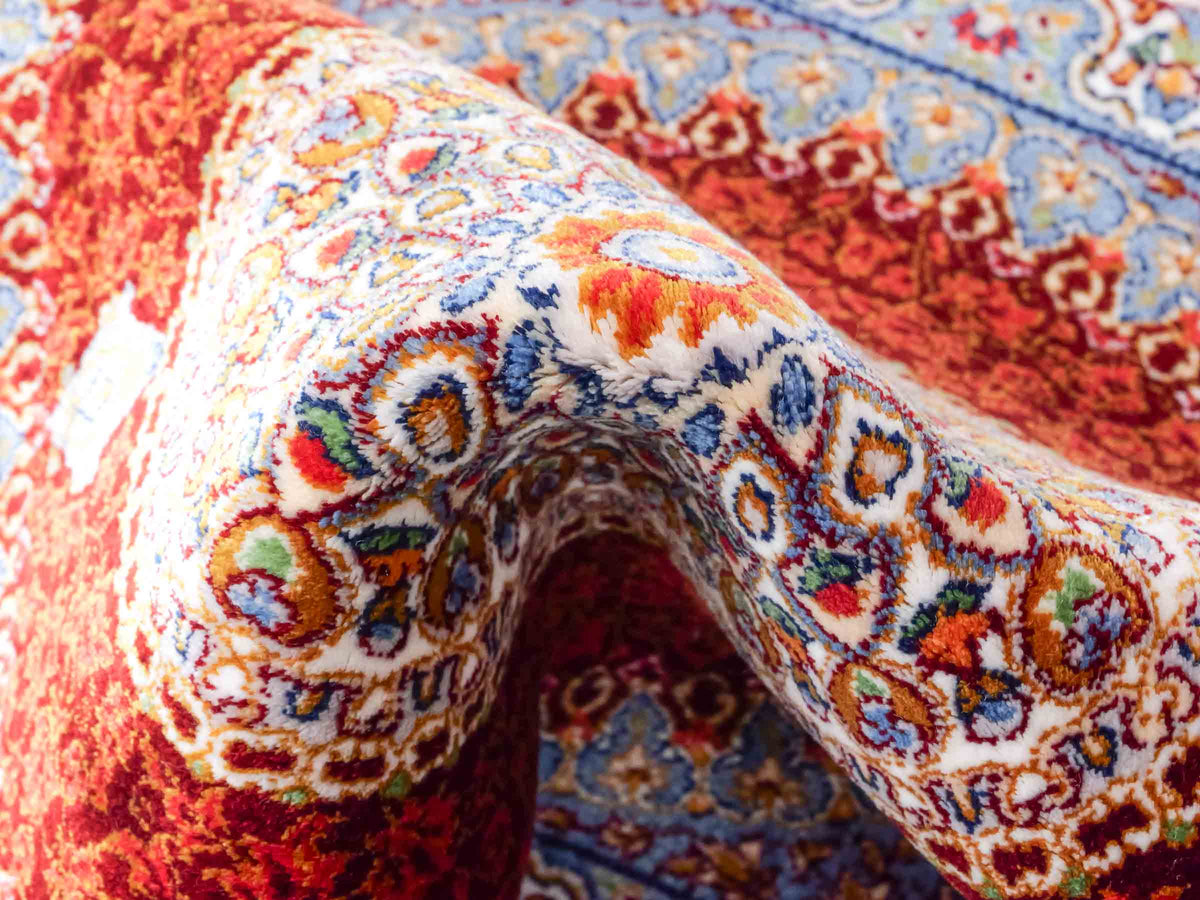 Ghom Maschinenteppich "Fereydun" 40 x 40 cm, mit Medaillon, Rot-Orange, aus pflanzlicher Seide (Viskose), Hand-Finished. Teppichnummer: V28RD016H. Persian Luxury Collection by Khademi. Made in Iran / Persia – Vertrieb durch JUPITER Intl.