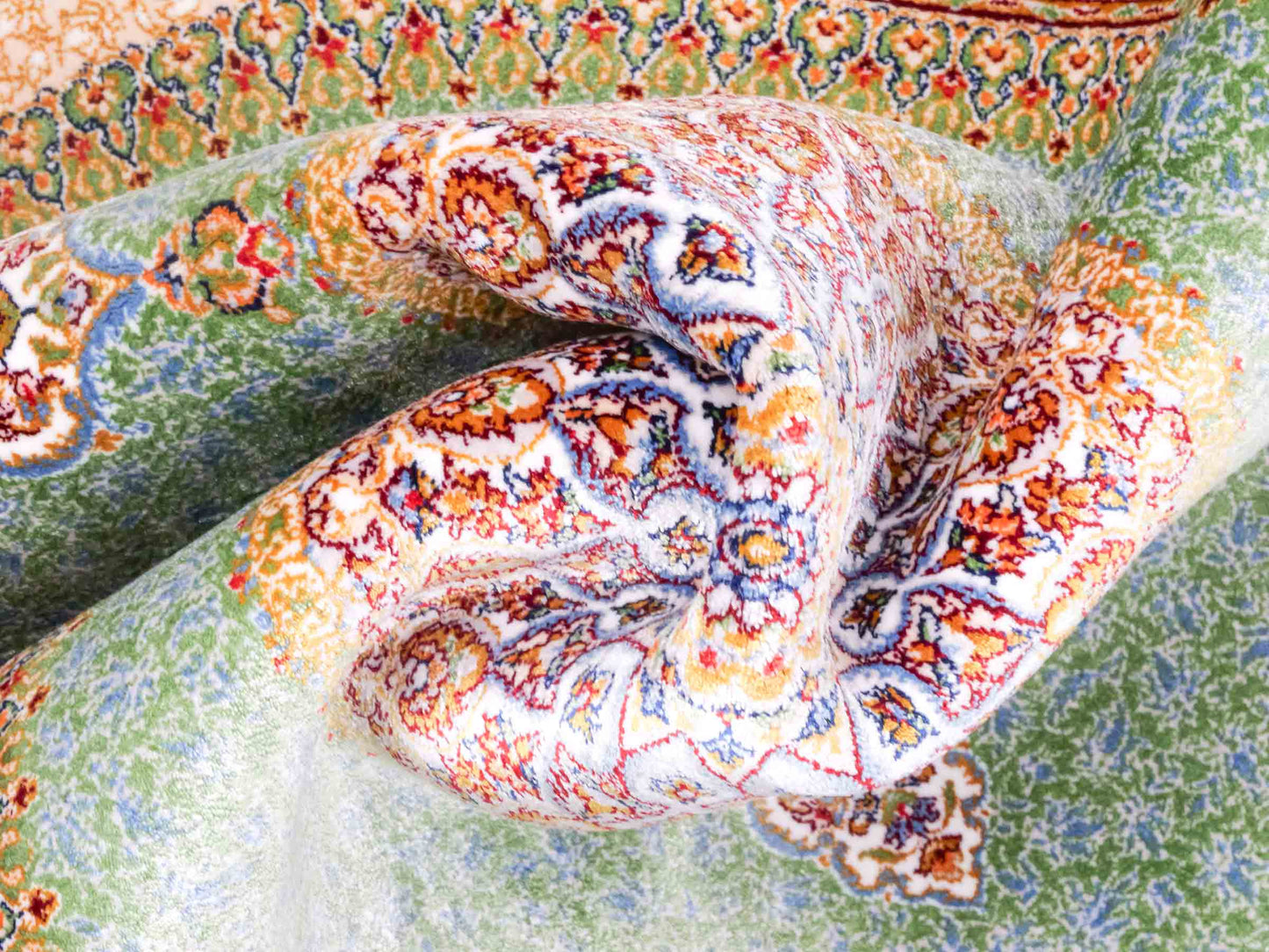 Ghom Maschinenteppich "Fereydun" 90 x 60 cm aus pflanzlicher Seide (Viskose) mit Medaillon, Türkis. Teppichnummer: V28TL054M. Persian Luxury Collection by Khademi. Made in Iran / Persia – Vertrieb durch JUPITER Intl.