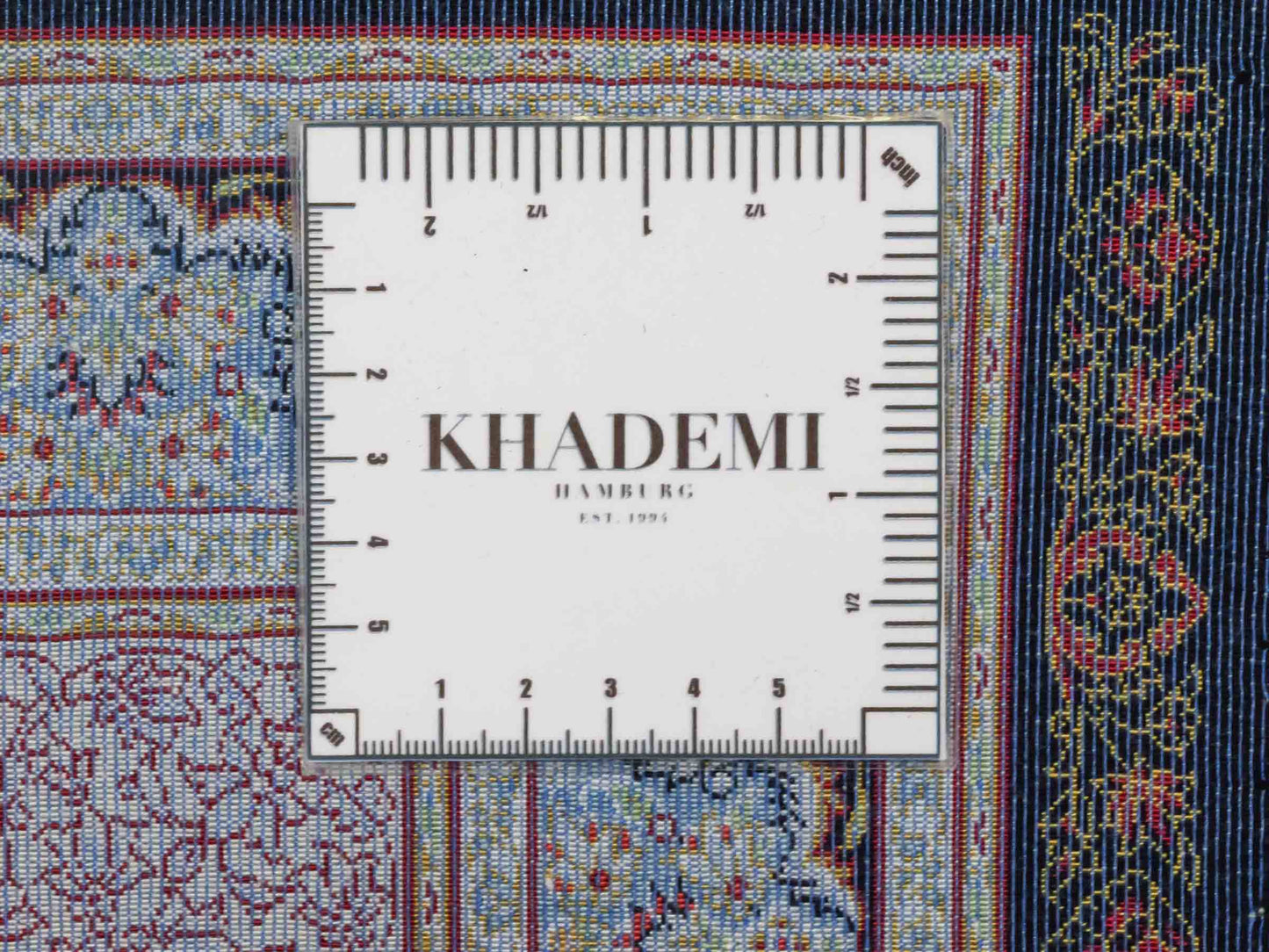 Ghom Maschinenteppich "Firuz" 90 x 60 cm aus pflanzlicher Seide (Viskose) mit Medaillon, Schwarz. Teppichnummer: V31BK054H. Persian Luxury Collection by Khademi. Made in Iran / Persia – Vertrieb durch JUPITER Intl.