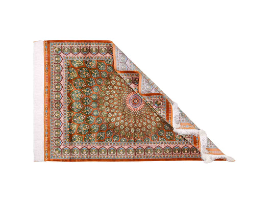 Ghom Maschinenteppich "Goshasp" 150 x 100 cm, mit Medaillon, aus pflanzlicher Seide (Viskose), Braun-Grün. Teppichnummer: V40WN150H. Persian Luxury Collection by Khademi. Made in Iran / Persia – Vertrieb durch JUPITER Intl.