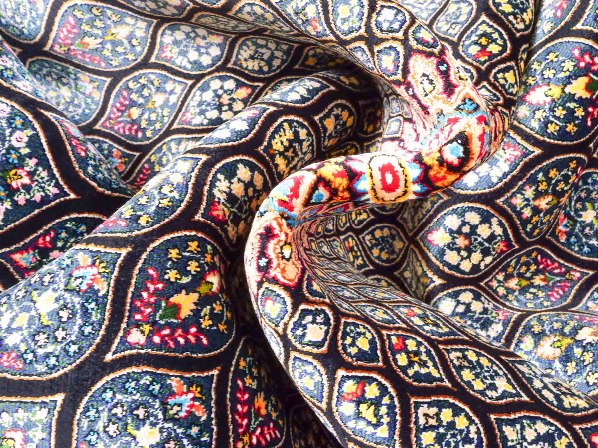Ghom Maschinenteppich "Goshasp" 150 x 100 cm, mit Medaillon, aus pflanzlicher Seide (Viskose), Schwarz-Grün-Mehrfarbig. Teppichnummer: V40BK150H. Persian Luxury Collection by Khademi. Made in Iran / Persia – Vertrieb durch JUPITER Intl.