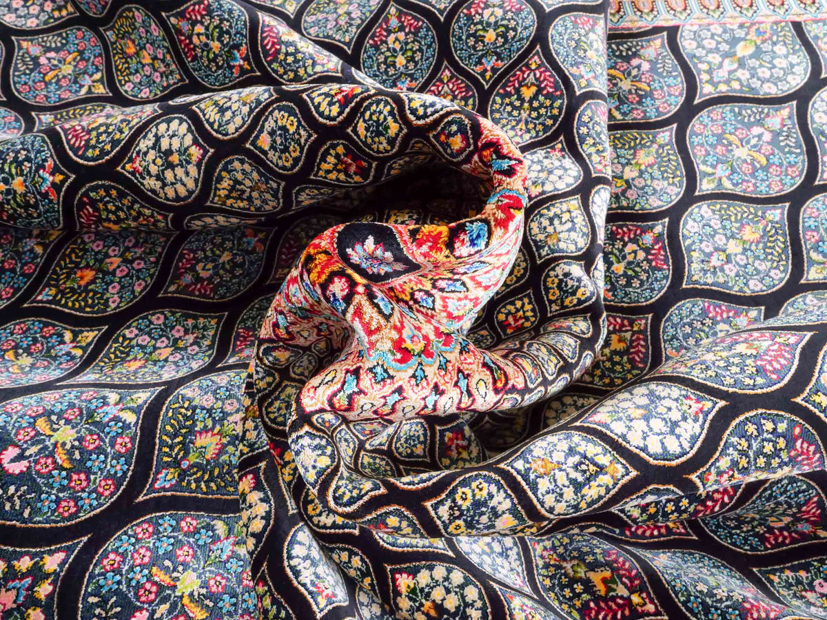 Ghom Maschinenteppich "Goshasp" 225 x 150 cm, mit Medaillon, aus pflanzlicher Seide (Viskose), Schwarz-Grün-Mehrfarbig. Teppichnummer: V40BK338H. Persian Luxury Collection by Khademi. Made in Iran / Persia – Vertrieb durch JUPITER Intl.
