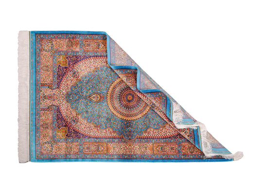 Ghom Maschinenteppich "Homay" 150 x 100 cm aus pflanzlicher Seide (Viskose) mit Medaillon, Hellblau, Cremeweiß. Teppichnummer: V45TC150H. Persian Luxury Collection by Khademi. Made in Iran / Persia – Vertrieb durch JUPITER Intl.