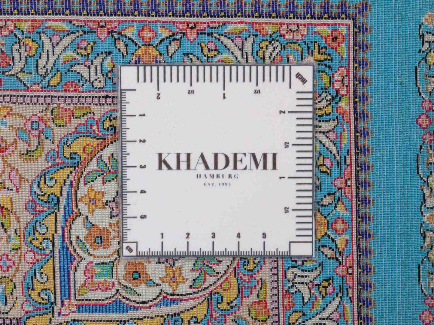 Ghom Maschinenteppich "Homay" 150 x 100 cm aus pflanzlicher Seide (Viskose) mit Medaillon, Hellblau, Cremeweiß. Teppichnummer: V45TC150H. Persian Luxury Collection by Khademi. Made in Iran / Persia – Vertrieb durch JUPITER Intl.