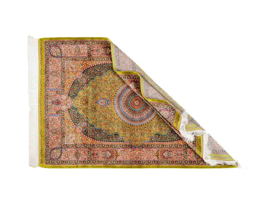 Ghom Maschinenteppich "Homay" 150 x 100 cm aus pflanzlicher Seide (Viskose) mit Medaillon, Hellgrün-Grün. Teppichnummer: V45LG150H. Persian Luxury Collection by Khademi. Made in Iran / Persia – Vertrieb durch JUPITER Intl.