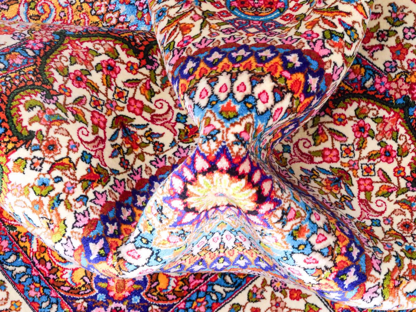 Ghom Maschinenteppich "Homay" 90 x 60 cm aus pflanzlicher Seide (Viskose) mit Medaillon, Cremeweiß, Hellblau. Teppichnummer: V45CT054H. Persian Luxury Collection by Khademi. Made in Iran / Persia – Vertrieb durch JUPITER Intl.