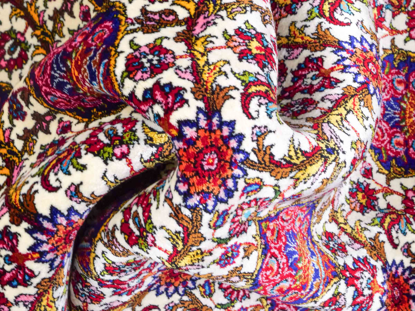 Ghom Maschinenteppich "Kiyumars" 90 x 60 cm aus pflanzlicher Seide (Viskose), Allover-Design, Cremeweiß, Blau, Rot. Teppichnummer: V53CR054M. Persian Luxury Collection by Khademi. Made in Iran / Persia – Vertrieb durch JUPITER Intl.