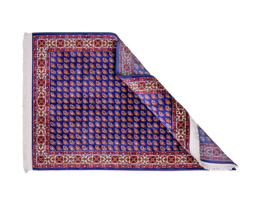 Ghom Maschinenteppich "Lohrasp" 90 x 60 cm aus pflanzlicher Seide (Viskose), Allover-Design (Boteh Mir), Dunkelblau. Teppichnummer: V54DB054M. Persian Luxury Collection by Khademi. Made in Iran / Persia – Vertrieb durch JUPITER Intl.