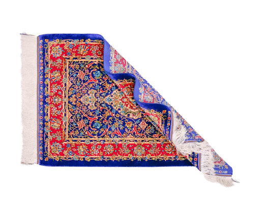 Ghom Maschinenteppich "Manijeh" 90 x 60 cm aus pflanzlicher Seide (Viskose) mit Medaillon, Dunkelblau, Rot. Teppichnummer: V55DB054H. Persian Luxury Collection by Khademi. Made in Iran / Persia – Vertrieb durch JUPITER Intl.