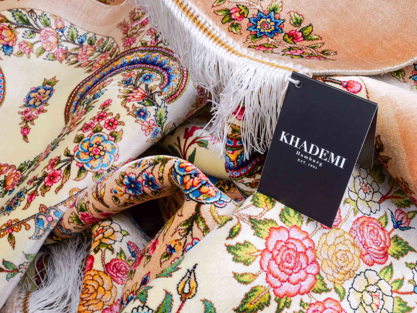 Ghom Maschinenteppich "Milad" 300 x 200 cm aus pflanzlicher Seide (Viskose) mit Medaillon, Cremeweiß, Beige. Teppichnummer: V63CR600H. Persian Luxury Collection by Khademi. Made in Iran / Persia – Vertrieb durch JUPITER Intl.