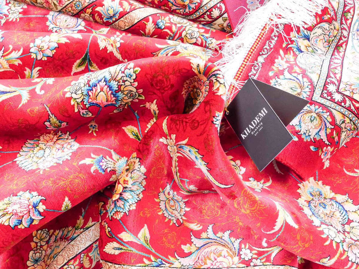 Ghom Maschinenteppich "Nowruz" 300 x 200 cm, durchgemustert, aus pflanzlicher Seide (Viskose), Rot/Cremeweiß. Teppichnummer: V67RD600H. Persian Luxury Collection by Khademi. Made in Iran / Persia – Vertrieb durch JUPITER Intl.