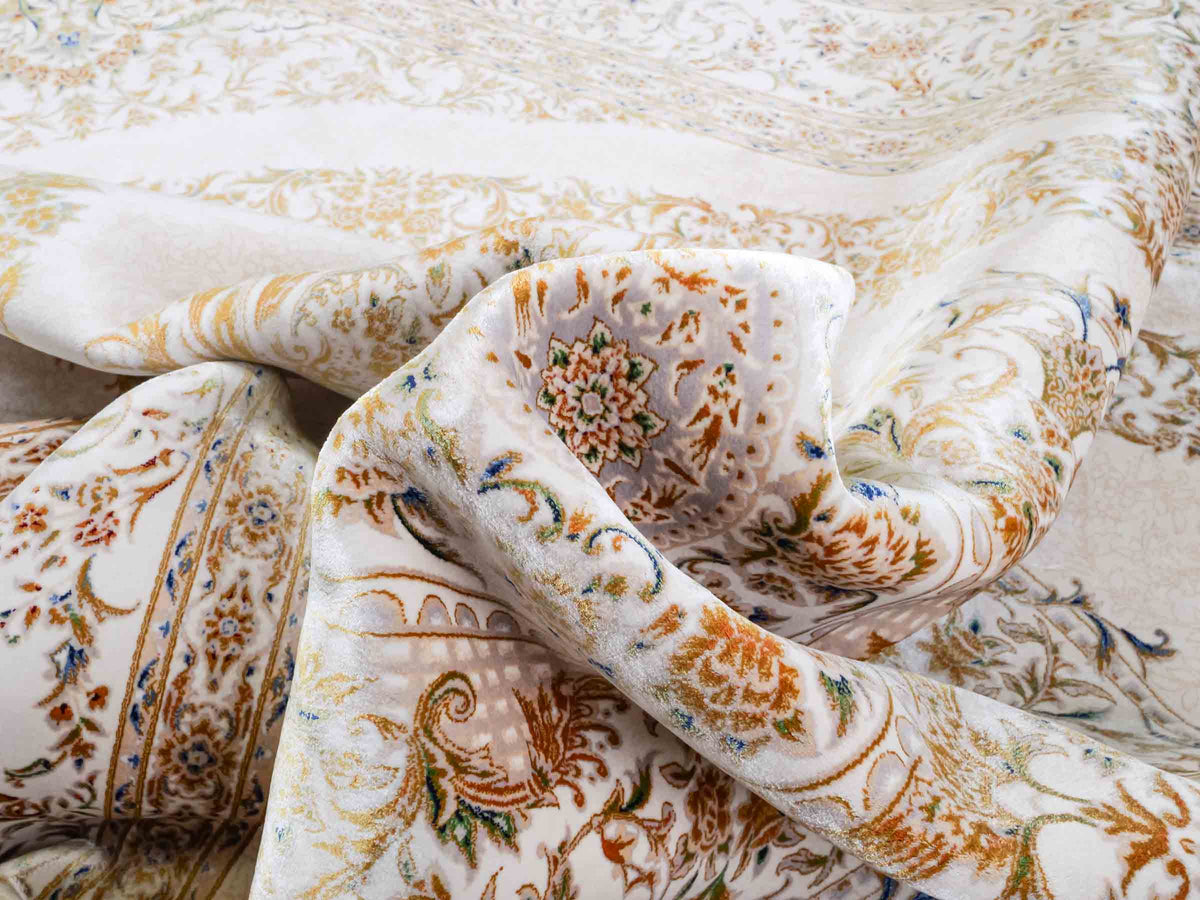Ghom Maschinenteppich "Pari" 225 x 150 cm, mit Medaillon, aus pflanzlicher Seide (Viskose), Cremeweiß/Gold. Teppichnummer: V68CR338H. Persian Luxury Collection by Khademi. Made in Iran / Persia – Vertrieb durch JUPITER Intl.