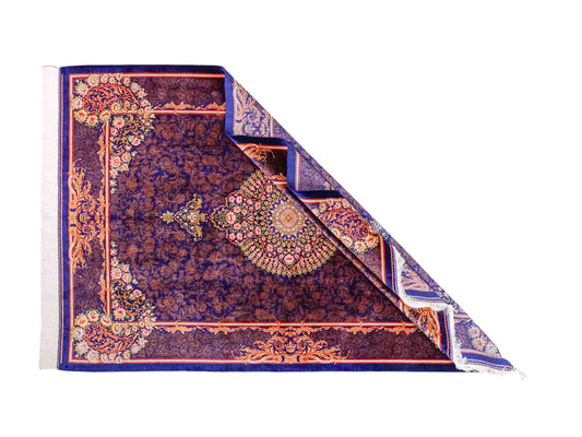 Ghom Maschinenteppich "Piruz" 225 x 150 cm, mit Medaillon, aus pflanzlicher Seide (Viskose), Marineblau/Orange/Gold. Teppichnummer: V69NY338H. Persian Luxury Collection by Khademi. Made in Iran / Persia – Vertrieb durch JUPITER Intl.