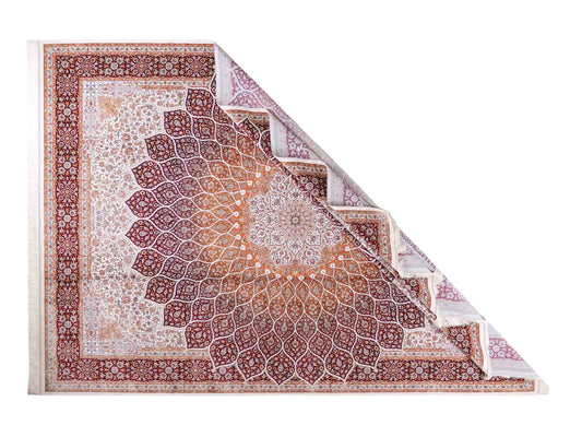 Ghom Maschinenteppich "Rudabeh" 350 x 250 cm, mit Medaillon, aus pflanzlicher Seide (Viskose), Rot-Cremeweiß. Teppichnummer: V72RC875H. Persian Luxury Collection by Khademi. Made in Iran / Persia – Vertrieb durch JUPITER Intl.